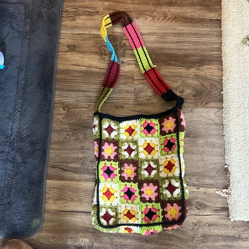 Crocheted ladies tote very good condition colorful lined with Velcro fasten - Picture 2 of 9